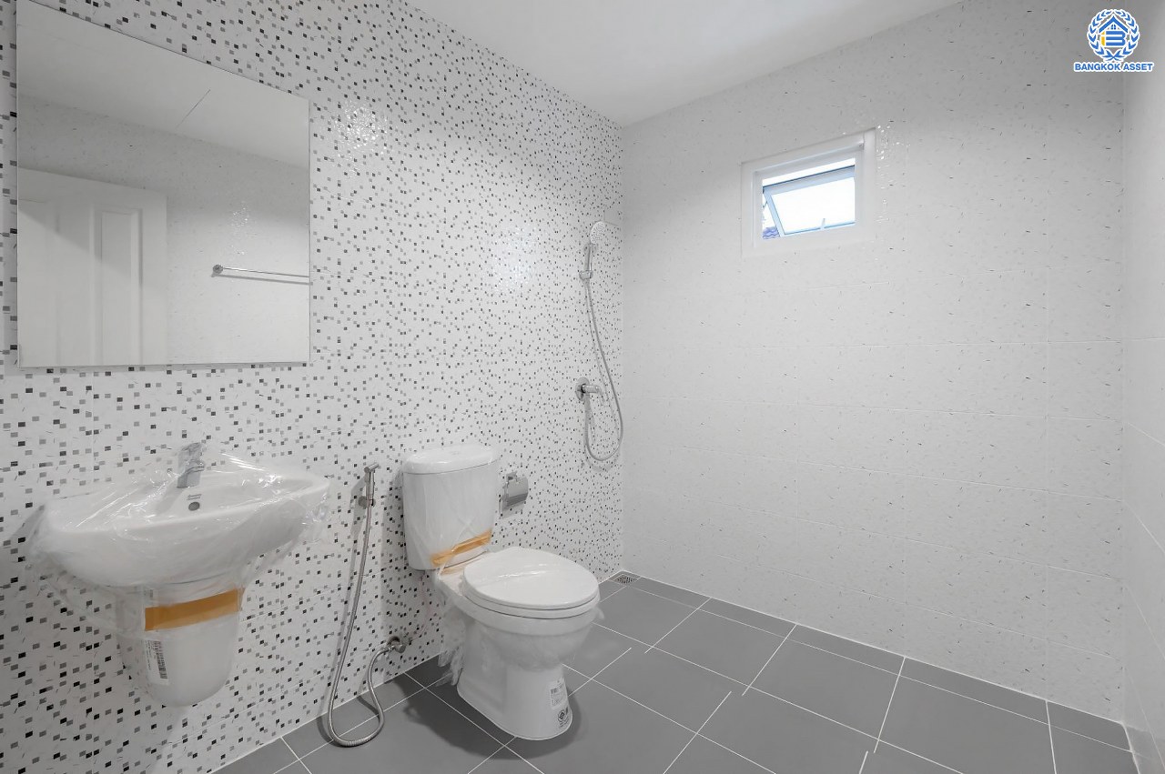 บ้านมือสองตกแต่งใหม่ โครงการ กฤษดานคร18 พุทธมณฑลสาย3 เนื้อที่ 74 ตร.ว. บนพื้นที่ใช้สอย 158.9 ตร.ม. อีกระดับของฟังก์ชัน 4 ห้องนอน 3 ห้องน้ำ จอดรถได้ 2 คัน พร้อม 1 ห้องอเนกประสงค์สุด Private ที่สามารถปรับการใช้งานได้หลากหลาย บนทำเลศักยภาพเชื่อมต่อหลายเส้นทาง ใกล้เซ็นทรัลปิ่นเกล้า ม.มหิดล และทางด่วน "ศรีรัช"